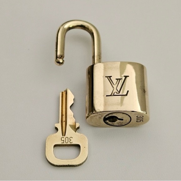 Louis Vuitton vintage brass lock and key. #305 Like New Condition - Picture 3 of 5